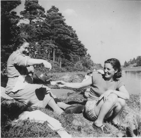 Hulda Granström med svärdotter Alice Granström ca 1953